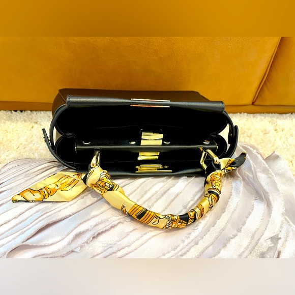 This is not a Peekaboo bag - Picture 4 of 5